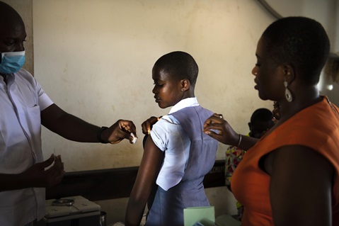 UNHCR calls on states to remove barriers to access to COVID-19 vaccines for refugees