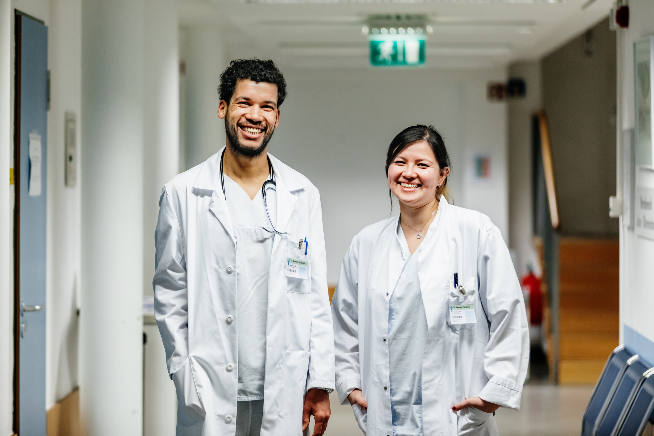 A male and a female medical student smiling in a hospital ward in Germany